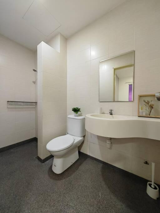 Apartment Space Themed Klcc View @ 6-8 Pax *